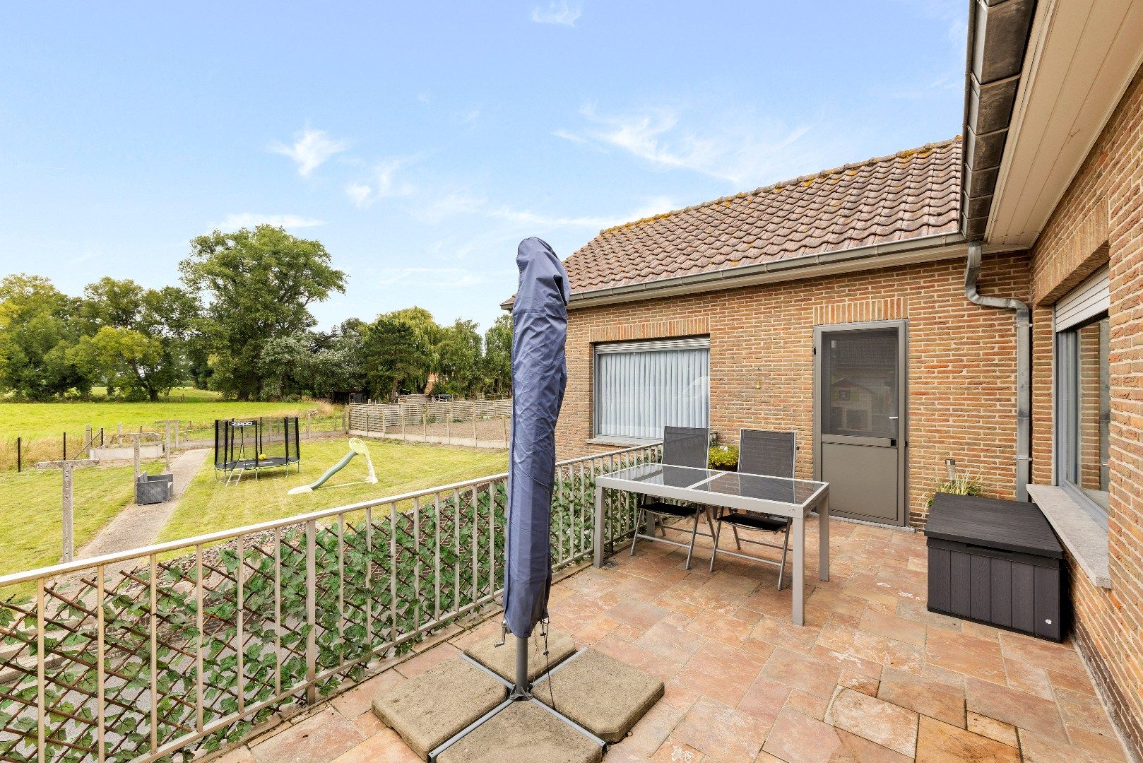 Ruime woning met 3 slaapkamers, ruime tuin en garage. foto 7