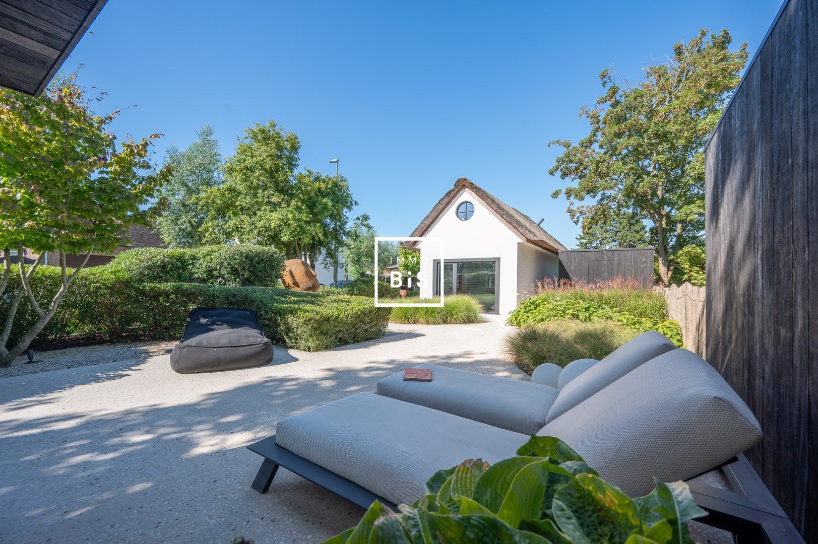 Unieke alleenstaande villa verscholen in een rustige laan te Knokke foto {{pictureIndex}}