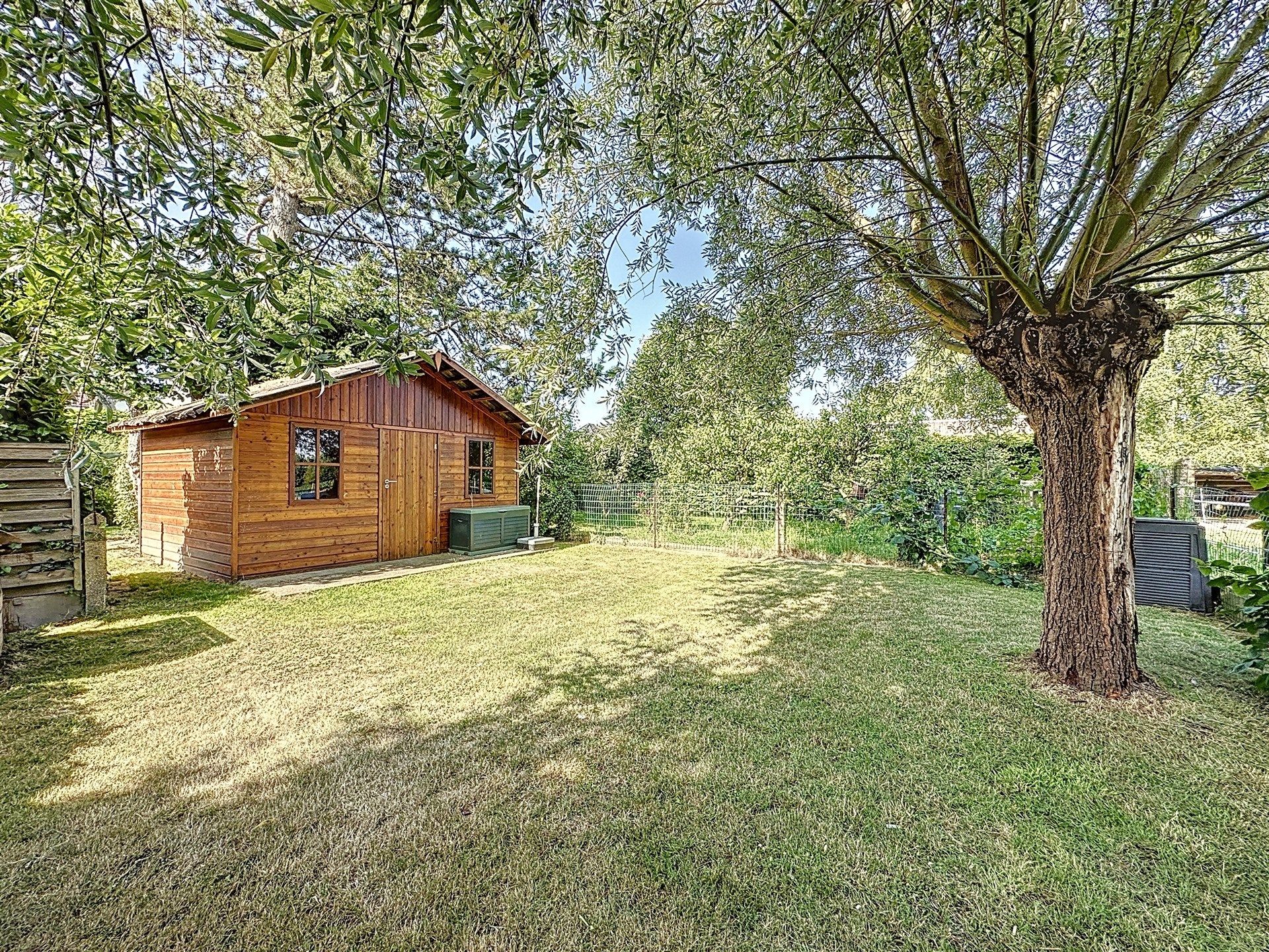 Lichtrijke, instapklare woning met ruime garage en fantastisch uitzicht in Kruibeke. foto 12