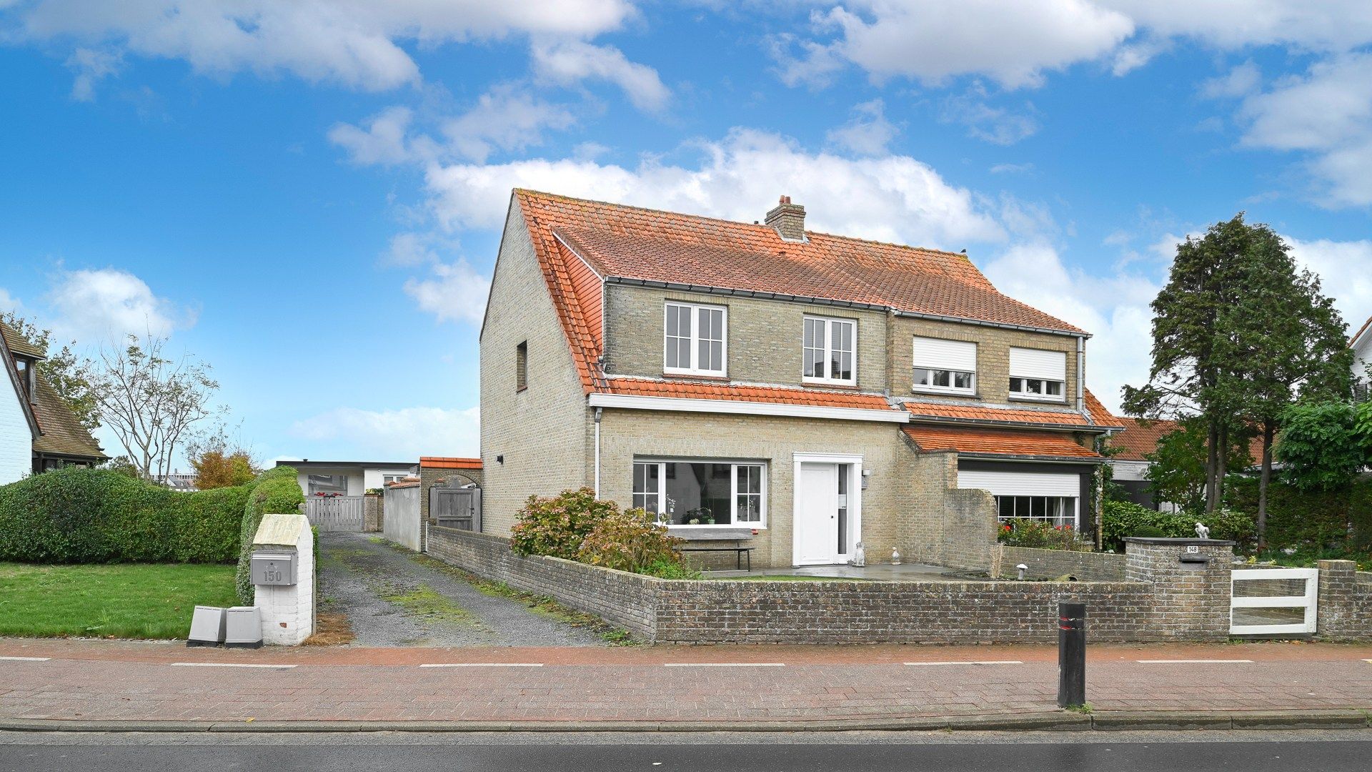 Woning met een leuke binnentuin en garage te Knokke foto {{pictureIndex}}