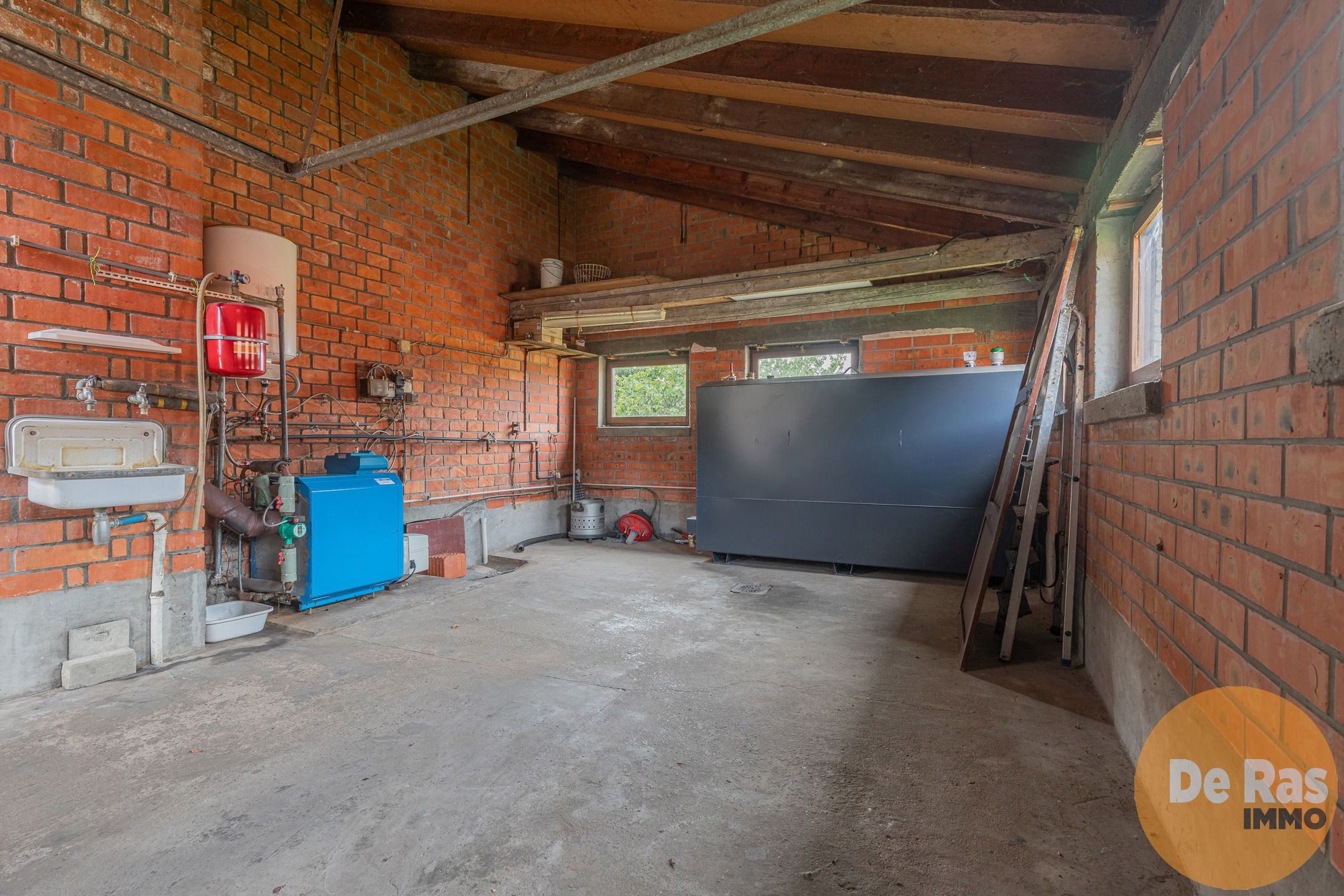LOKEREN -Landelijk gelegen bedrijfswoning met stallencomplex foto 14