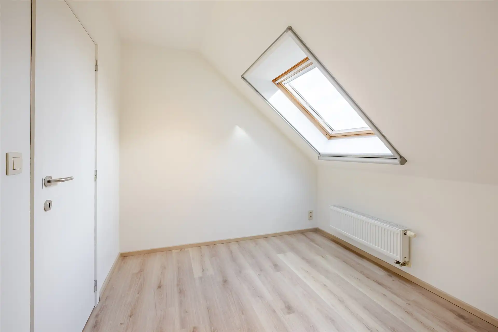 Instapklaar appartement met garagebox, centrum Laarne! foto 20