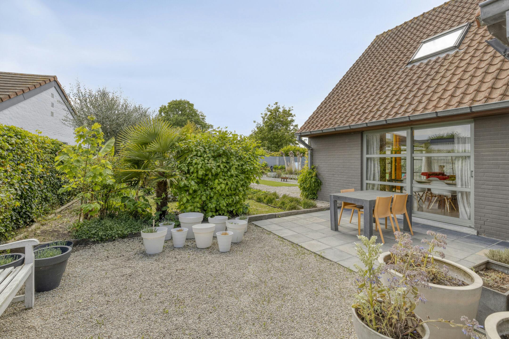Villa met praktijkruimte op ruim perceel te koop te Brugge foto 2