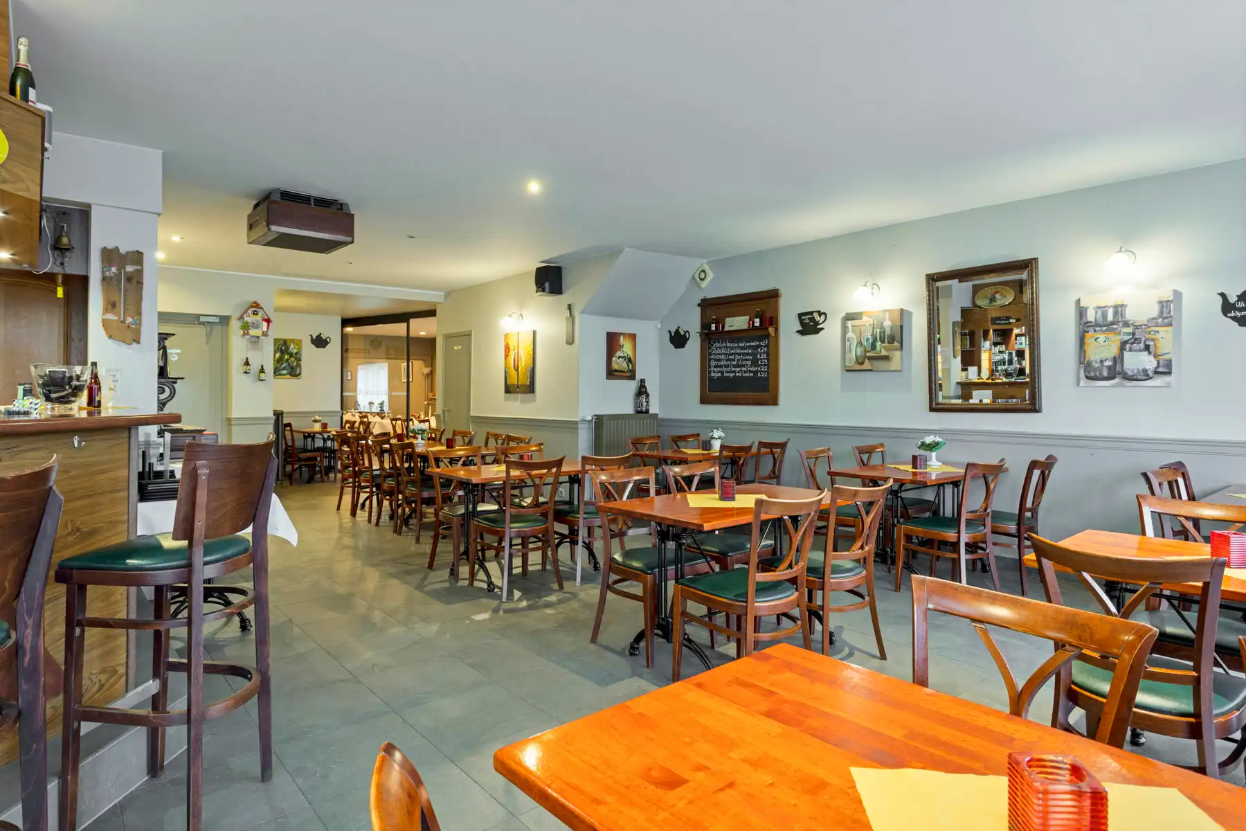 Ruim handelspand + 2 vakantiewoningen. foto 5