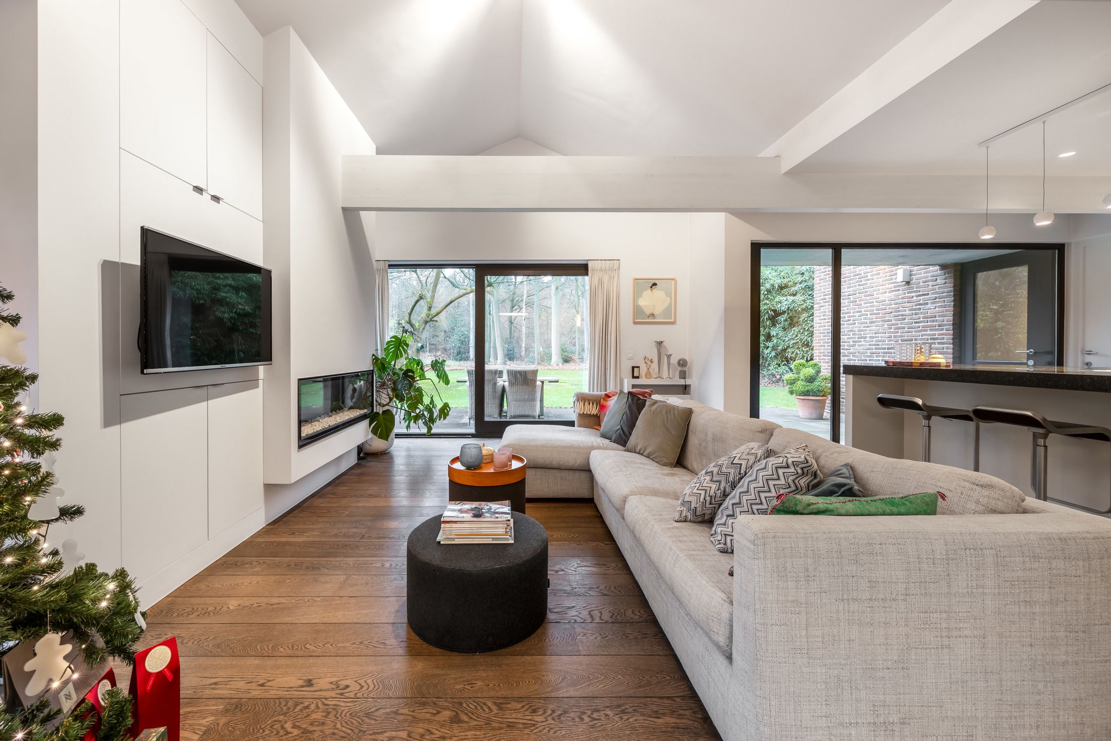 Karakterwoning met brutalistische gevel  in Hof ter Linden foto 4