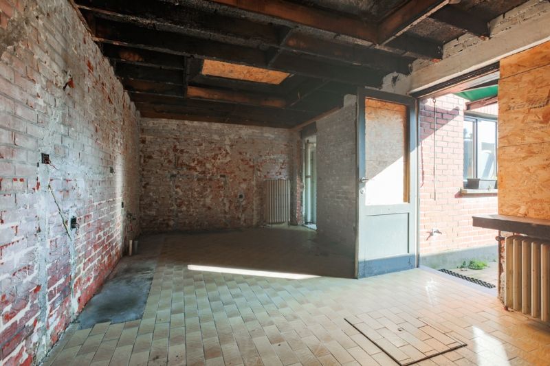 Centraal gelegen, te renoveren, ruime halfopen bebouwing met 7 slaapkamers. Tuin kijkt uit op open ruimte... foto 8