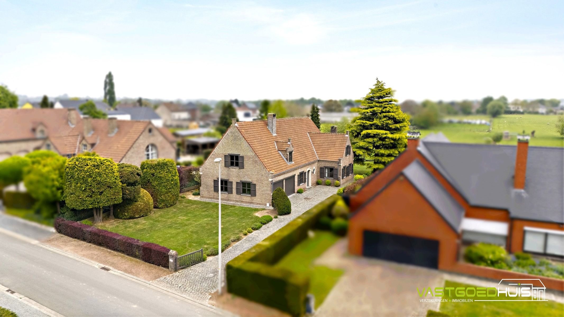 Statige villa met dubbele garage en prachtige tuin  foto 30