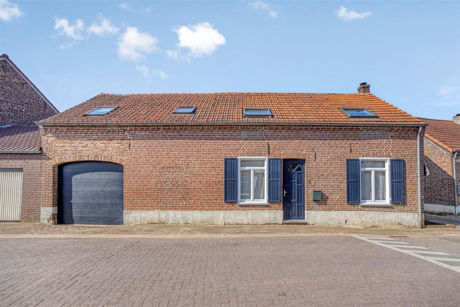 Prachtige, gerenoveerde hoevewoning op 4a9ca, voorzien van 4 slaapkamers, inpandige garage en omheinde tuin op een toplocatie in Kessenich. foto 2