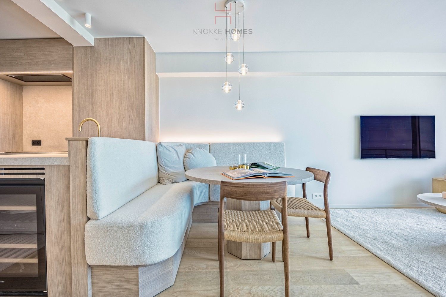 Volledig vernieuwd appartement met drie slaapkamers op de zeedijk van Duinbergen foto 3