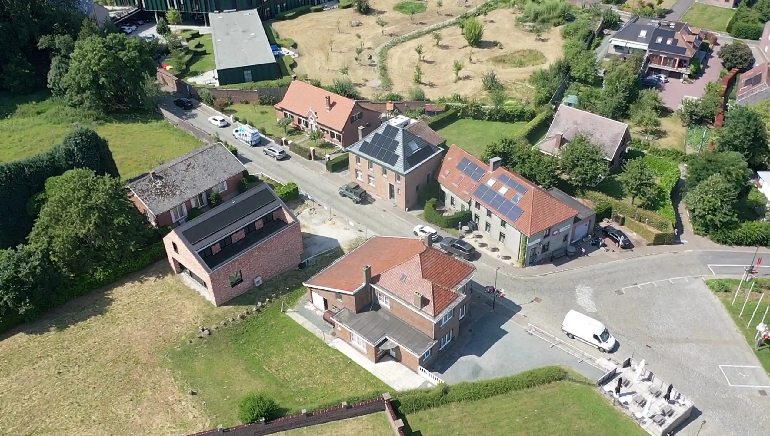 Stevige viergevel met Z-gerichte tuin en werkplaats foto 2