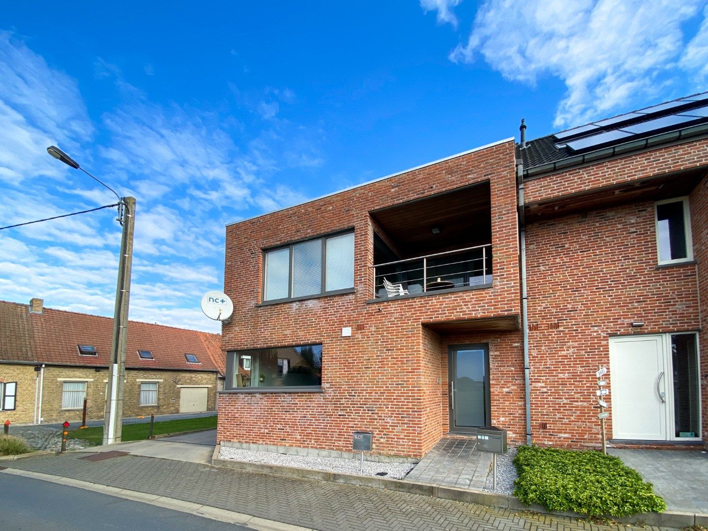 Gelijkvloersappartement met 1 slaapkamer, tuin en garage. foto 1