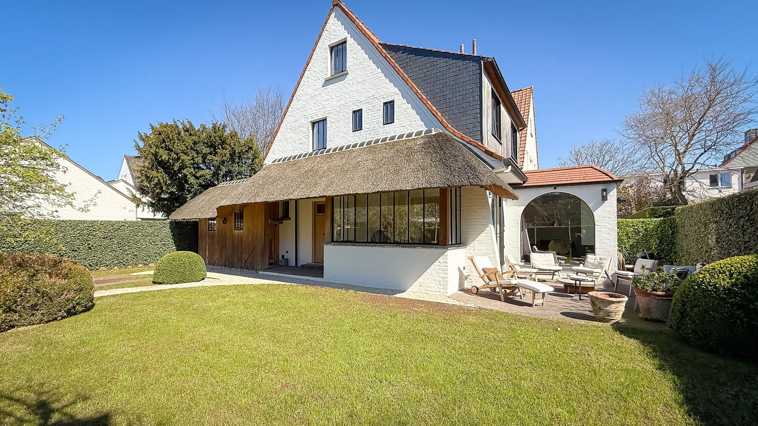 Stijlvol gerenoveerde villa op topligging nabij het Zegemeer foto {{pictureIndex}}