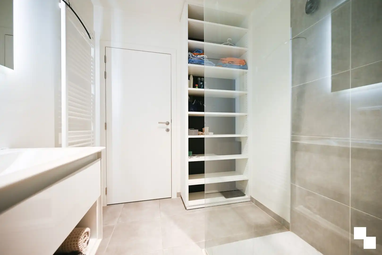 Instapklaar appartement met divers maatmeubilair te Izegem (Emelgem) foto 17