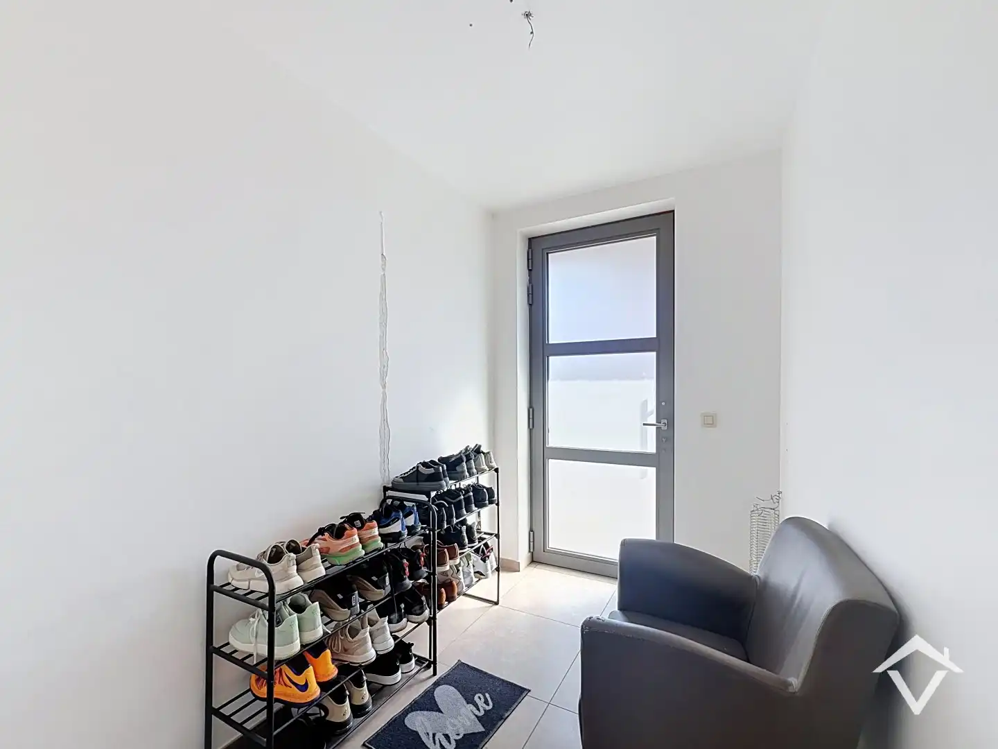 Bel-étagewoning met 2 slaapkamers, zonnig dakterras en ruime garage te centrum Roeselare foto 2