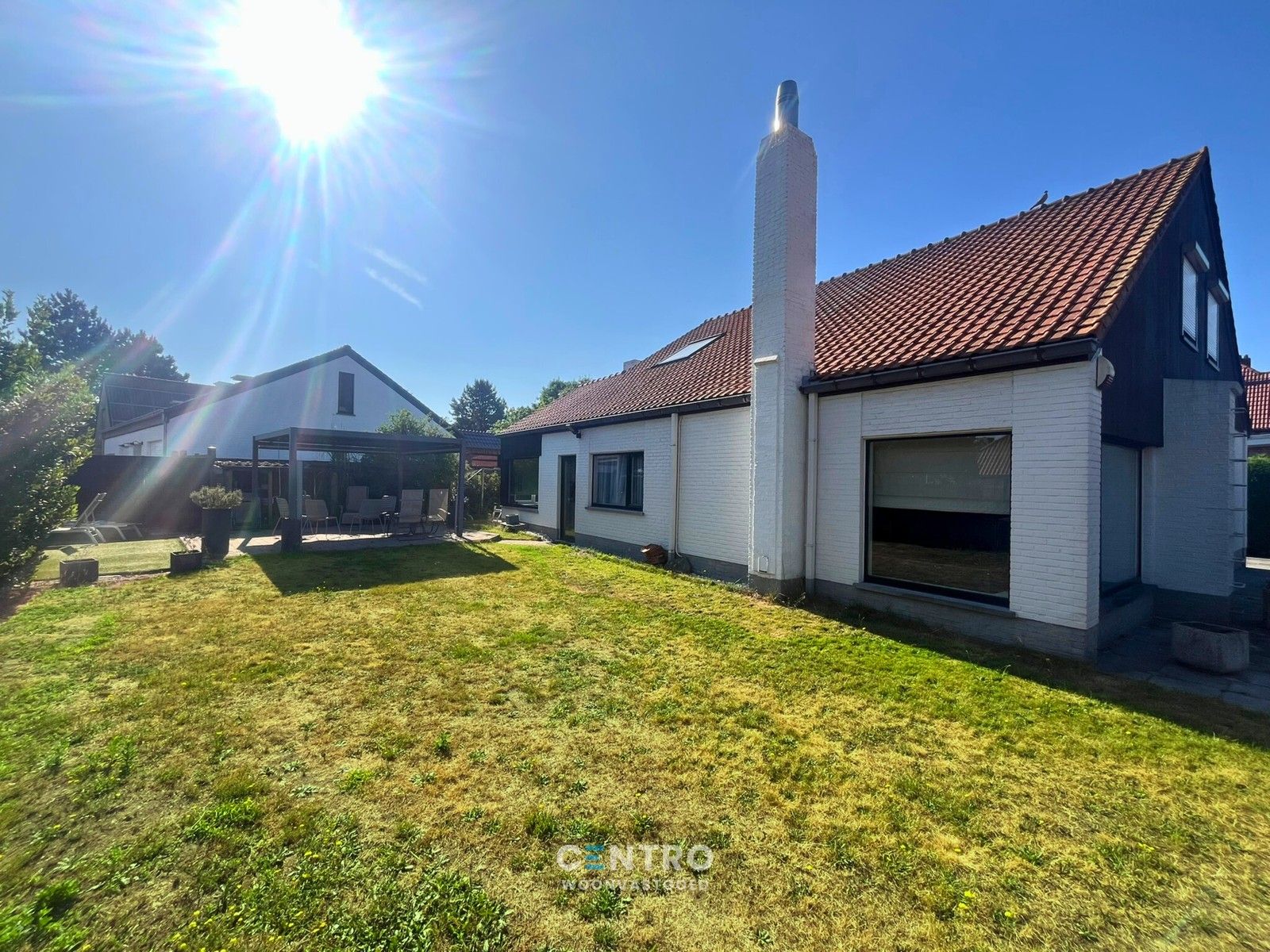 Ruime, instapklare WONING met 5/6 slaapkamers, badkamer, nieuwe keuken, grote garage en ZONNIGE tuin te Brugge (Sint-Kruis) foto {{pictureIndex}}