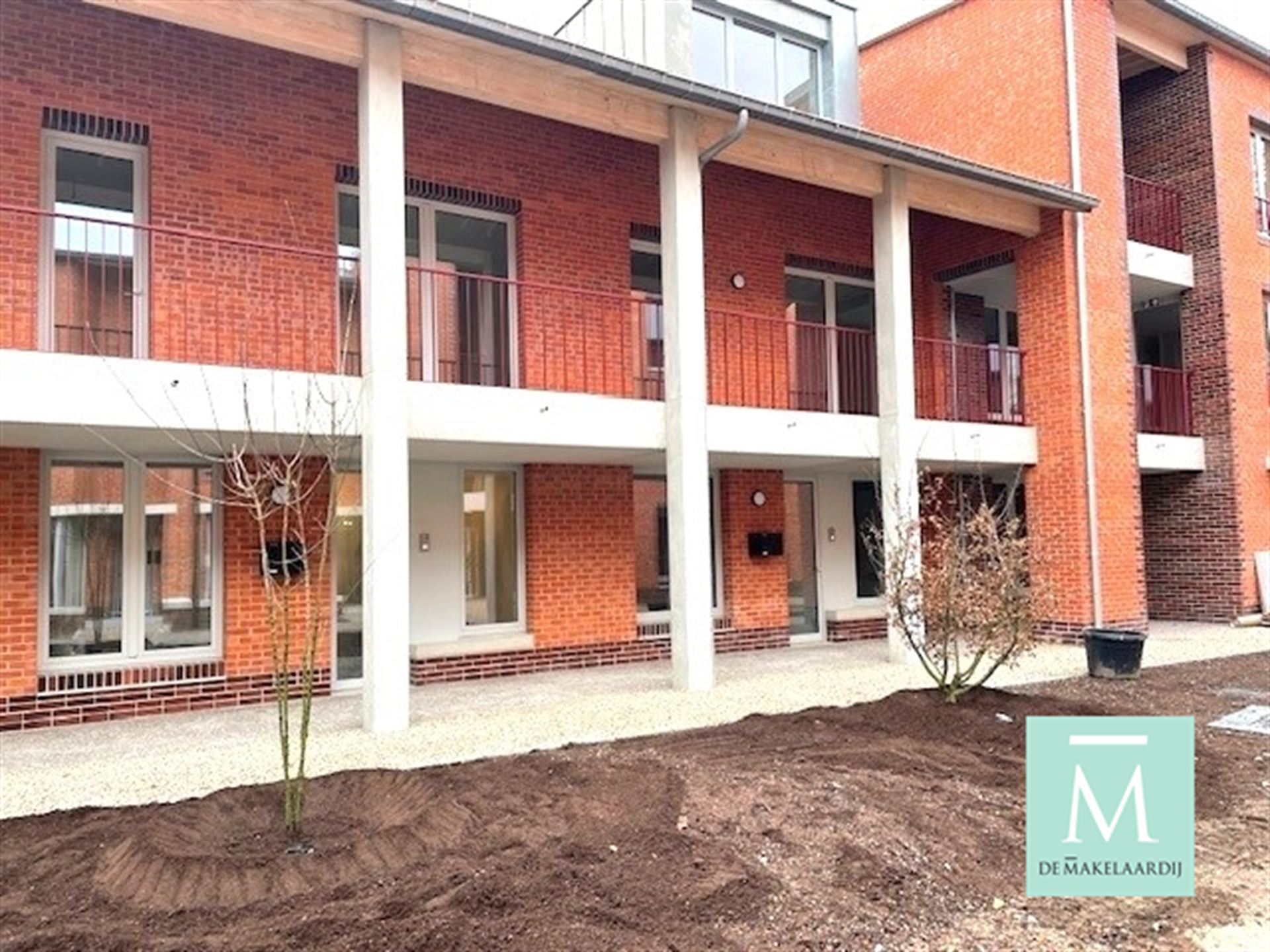 Gelijkvloers nieuwbouwappartement met 2 slaapkamers, terras/tuin op toplocatie! foto {{pictureIndex}}