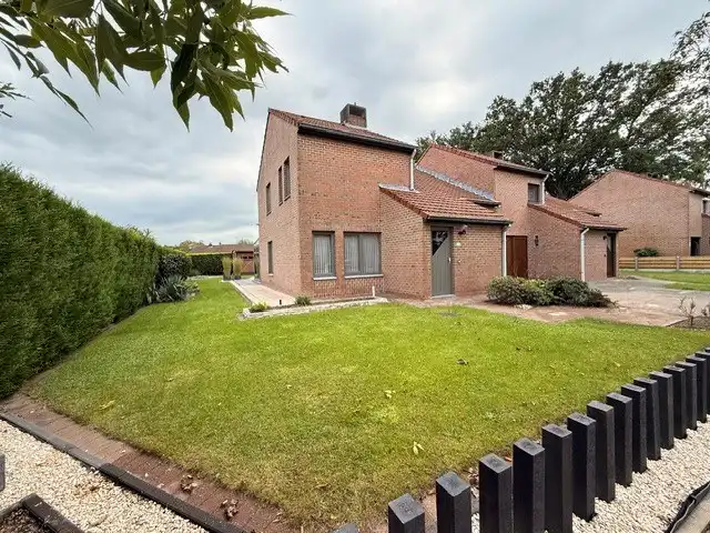 Halfopen woning met 3 slaapkamers, inpandige garage en mooie tuin in Kleine Brogel. foto 3