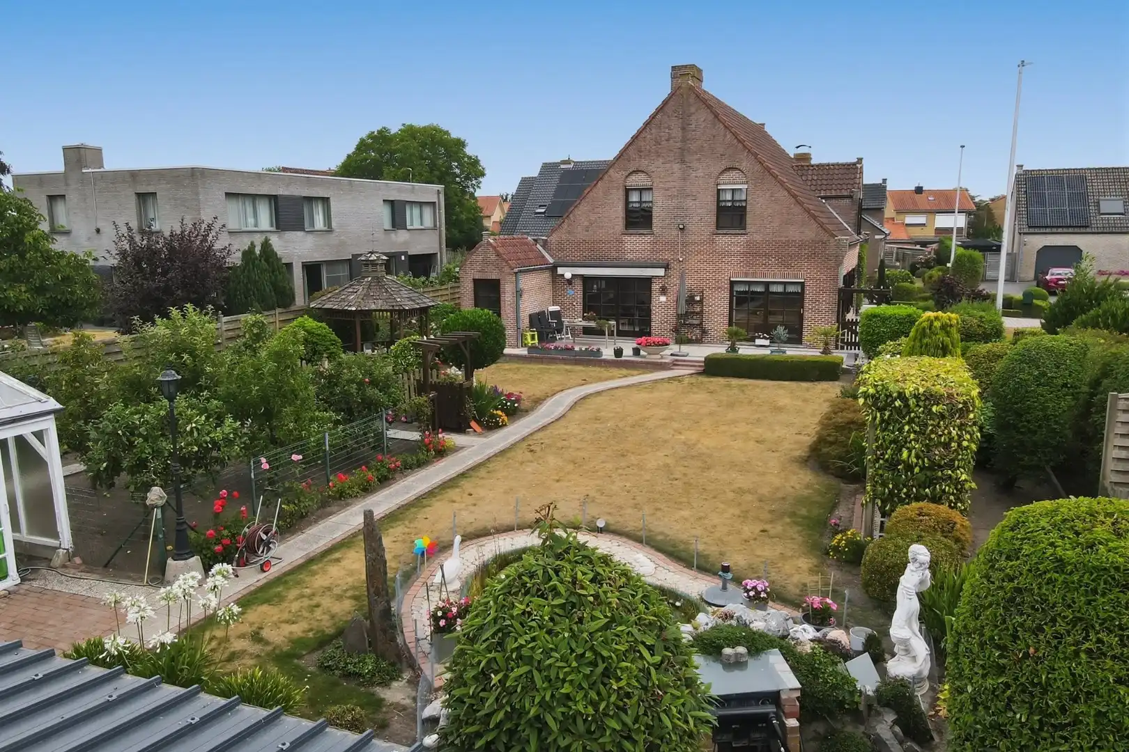 Alleenstaande villa op ruim perceel van 854 m2 in rustige woonwijk te Gistel foto 2