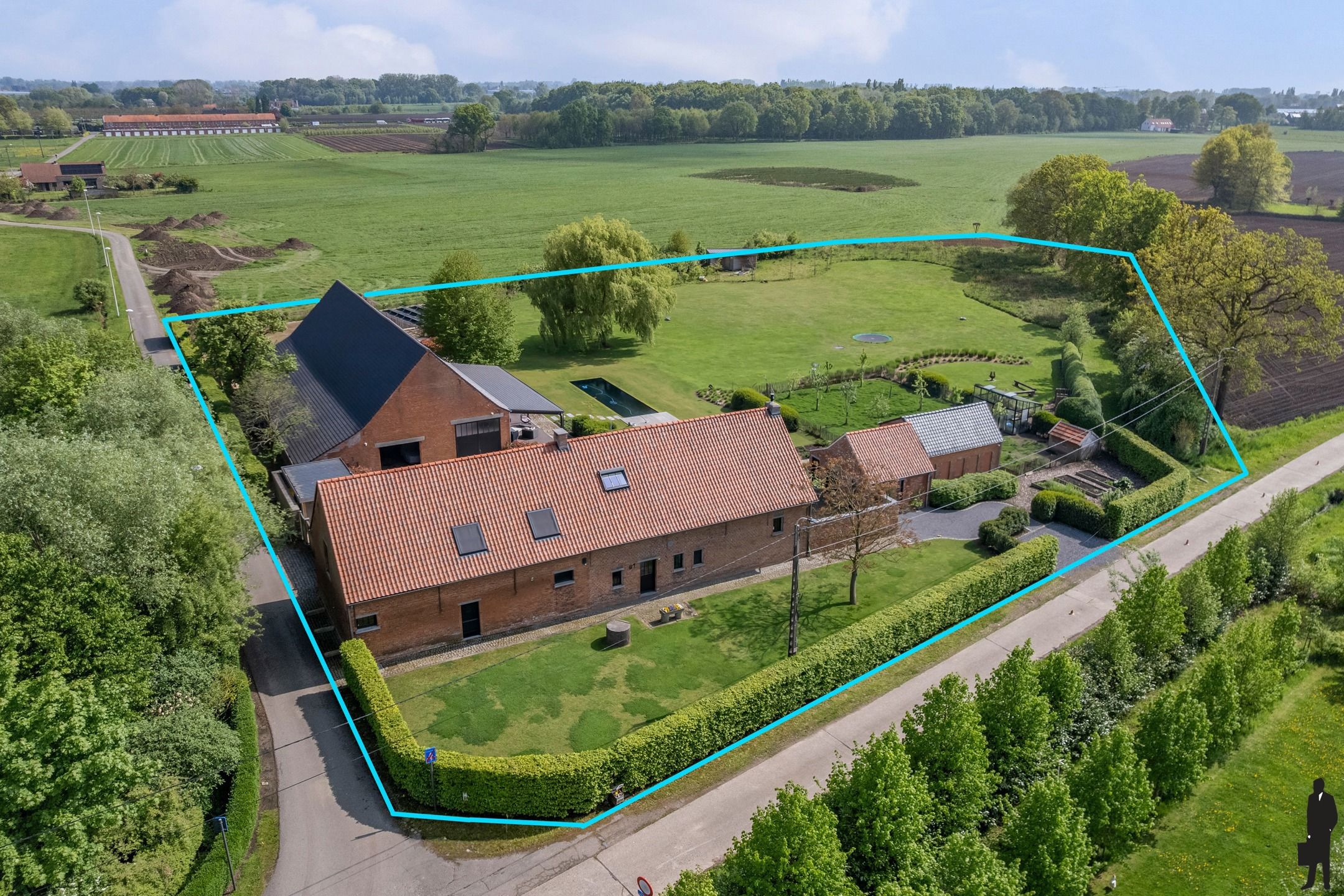 Unieke hoeve met schuur en bijgebouw op een perceel van 1ha foto {{pictureIndex}}
