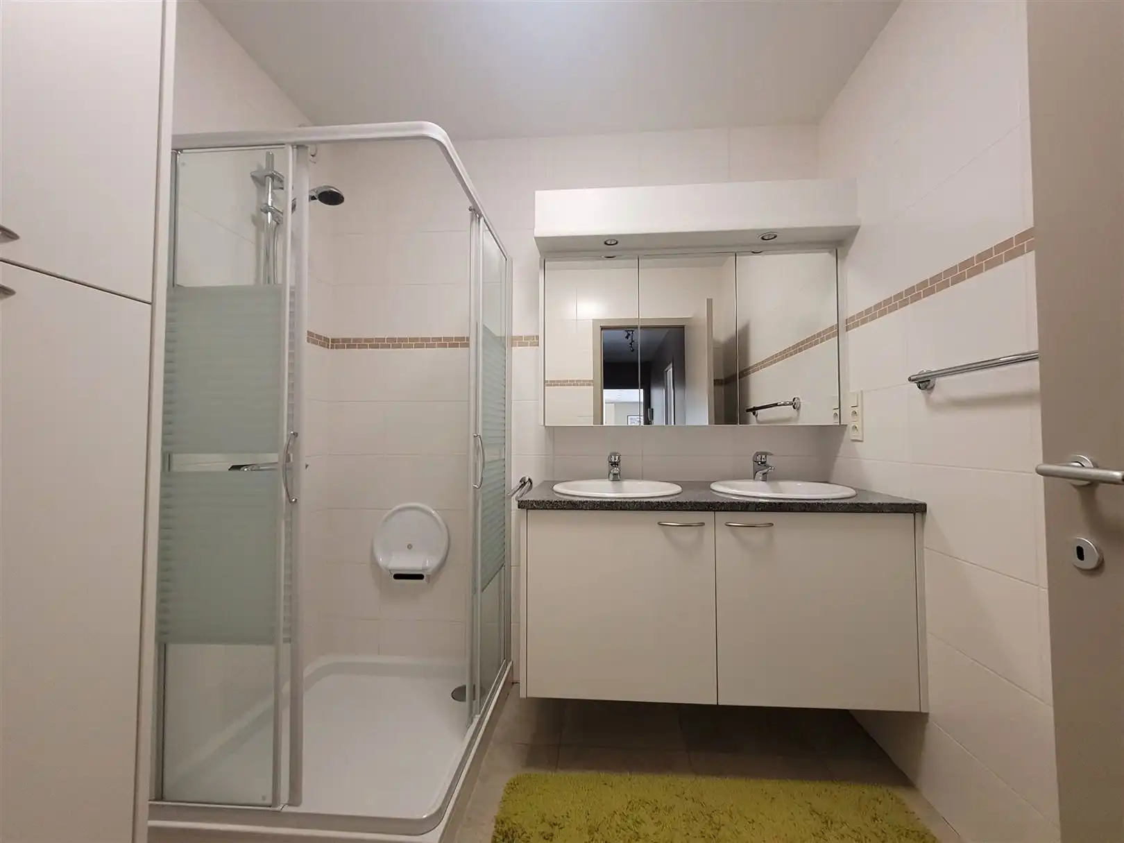 Gemeubeld appartement met 2 slaapkamers en garage box foto 16