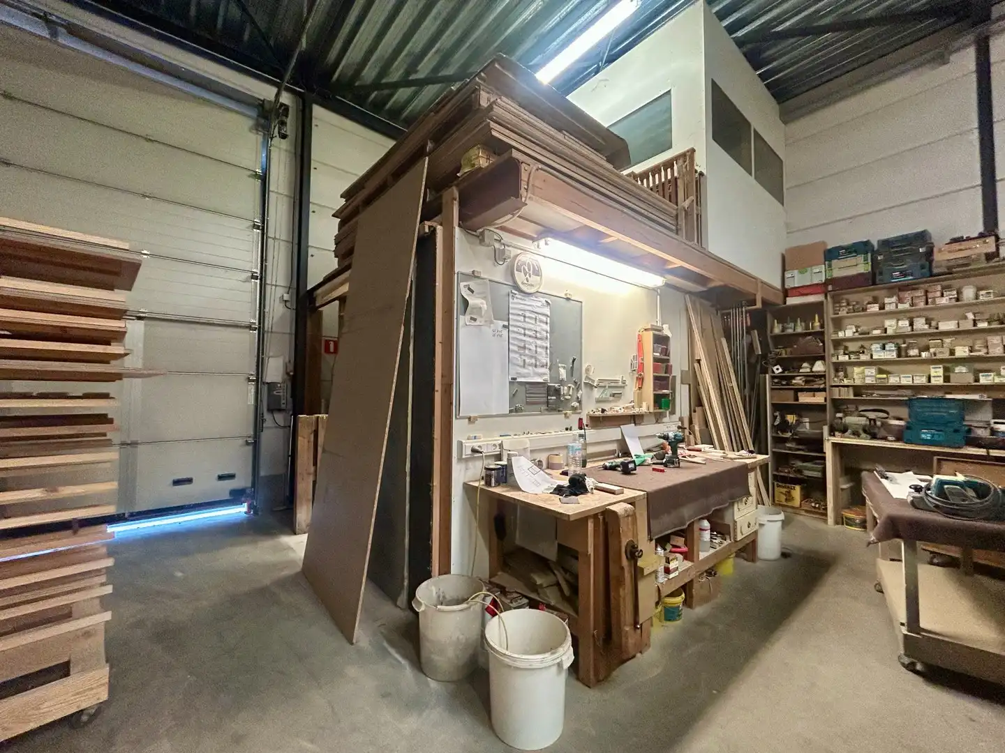 Recente loods met bijhorende parkeerplaats op ideale locatie te Meulebeke! foto 5