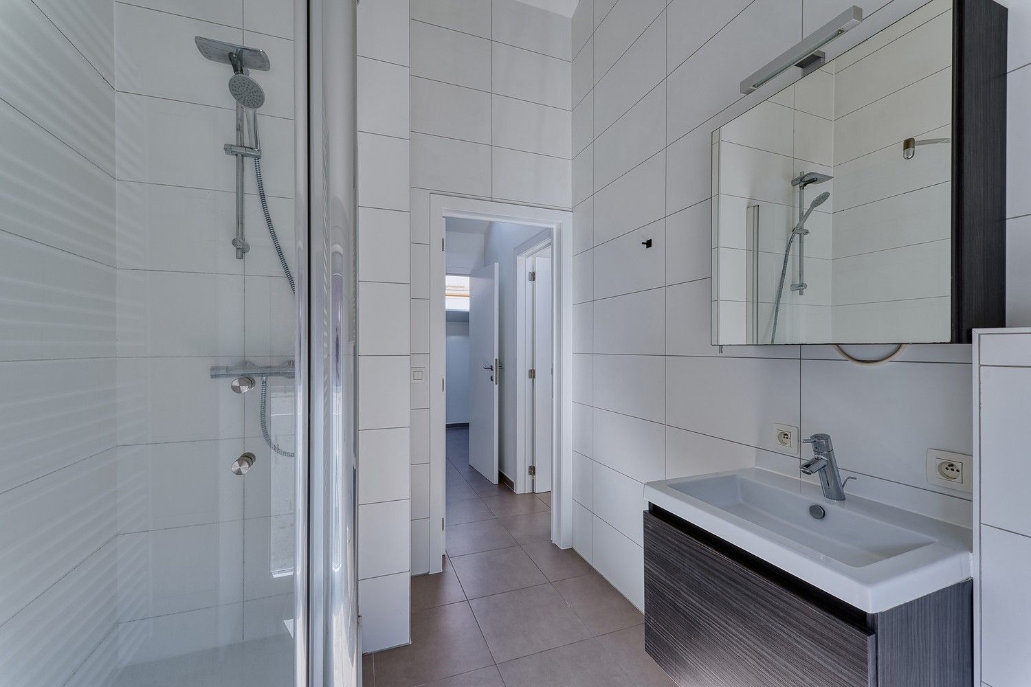 Moderne lichtrijke energiezuinige HOB-woning met koertje centrum Brugge-West, in doodlopend straatje, nabij ’t Zand, Smedenstraat, Concertgebouw en Vesten.  Werkelijk 100% instapklaar. Alle ruimtes en traphal opnieuw geschilderd.  Nieuwbouw 2011, EPC label B. Werkelijk alle winkels en openbaar vervoer in de buurt. AZ Sint-Jan op max. 10 min fietsen. Gelijkvloers met inkom en gastentoilet, living met moderne open keuken en toestellen.  Op verdieping 2 ruime slaapkamers, badkamer met toilet, lavabomeubel met spiegelkast, douche en handdoekdroger. Aparte wasplaats voor wasmachine en droogkast.  Alle nutsvoorzieningen aanwezig. Dubbel glas, aluminium ramen en schuifraam achteraan, Vaillant HR-ketel op aardgas met programmeerbare thermostaat. Proximus Fiber alsook Telenet aanwezig. Plaats voor fietsen of e-bike aan muuranker zijgevel buiten. Onmiddellijk vrij bij akte.  Ideaal voor 1 of 2 personen, ideaal voor koppel of alleenstaande,  ideaal voor studenten, ideaal voor starters of... foto 3