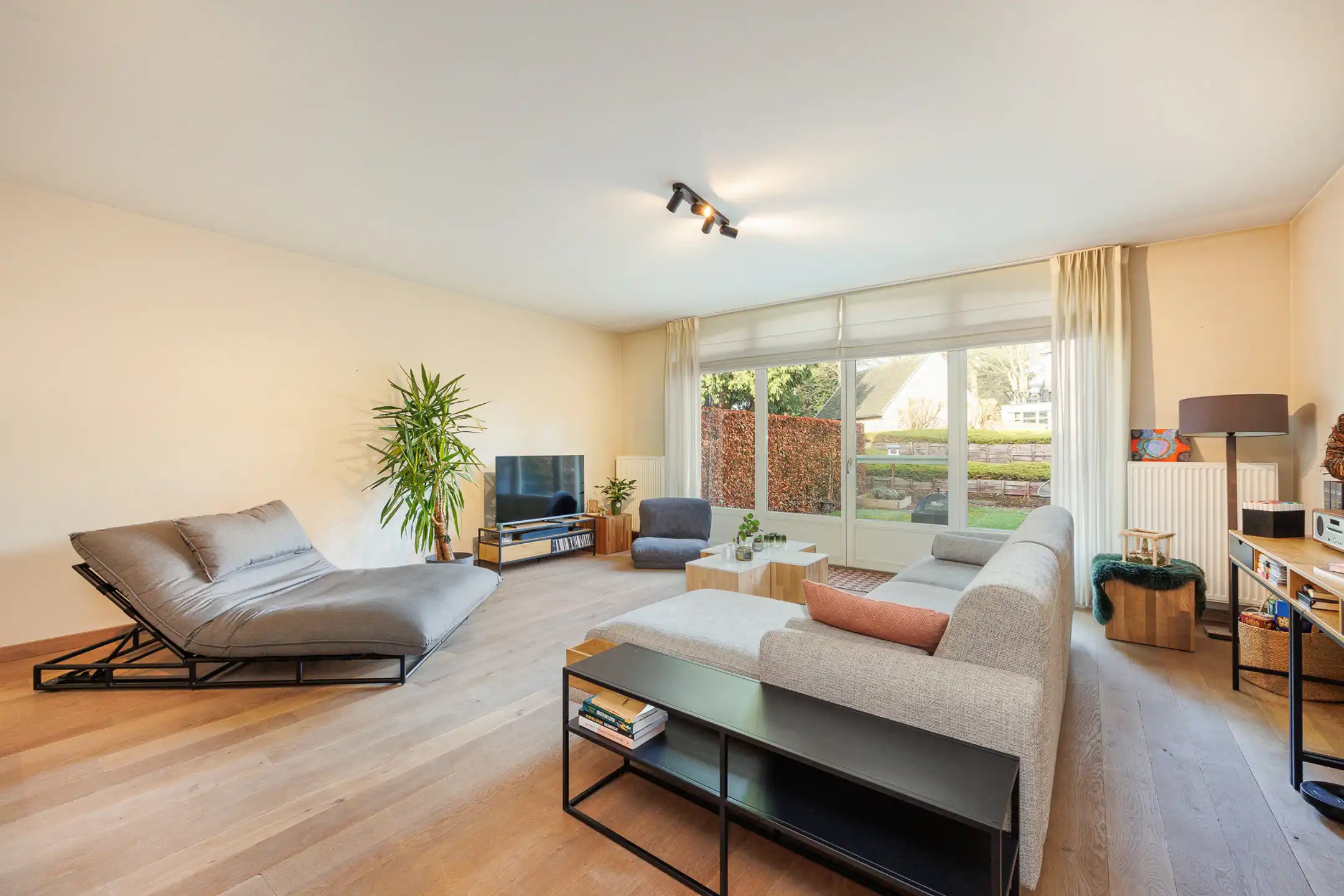 Gelijkvloers appartement met terras/tuintje te huur foto {{pictureIndex}}