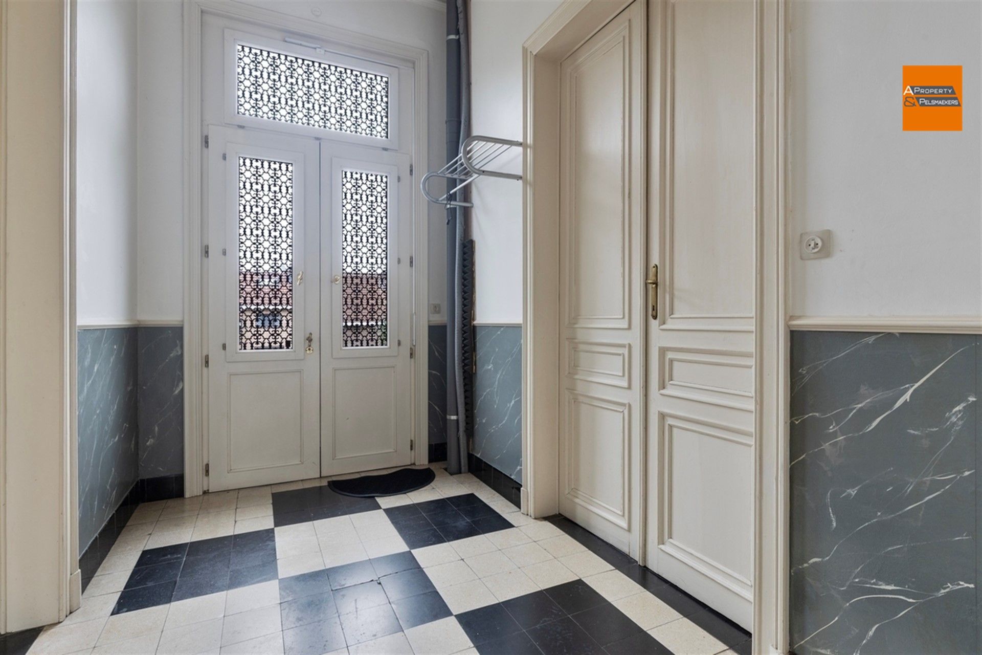 Kantoorruimte met woonst  in een ruime herenhuis met 6 slpk op 17 are in Machelen  foto 5