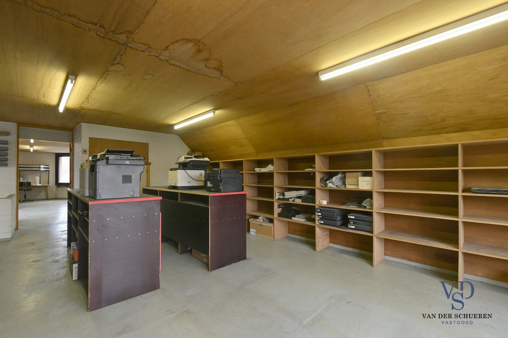 Ruim handelspand met penthouse in villastijl foto 42