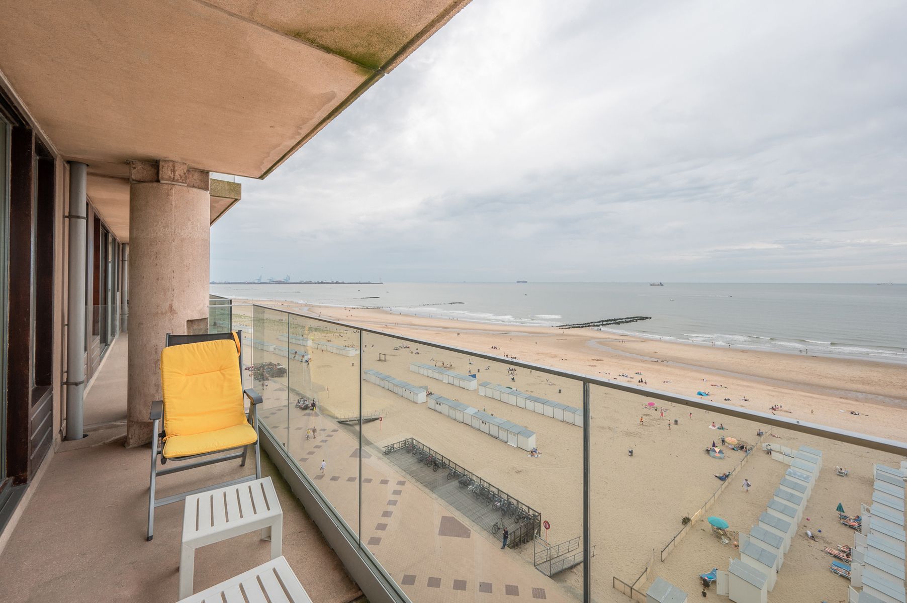 Ruim tweeslaapkamer appartement met prachtig frontaal zeezicht!  foto 5
