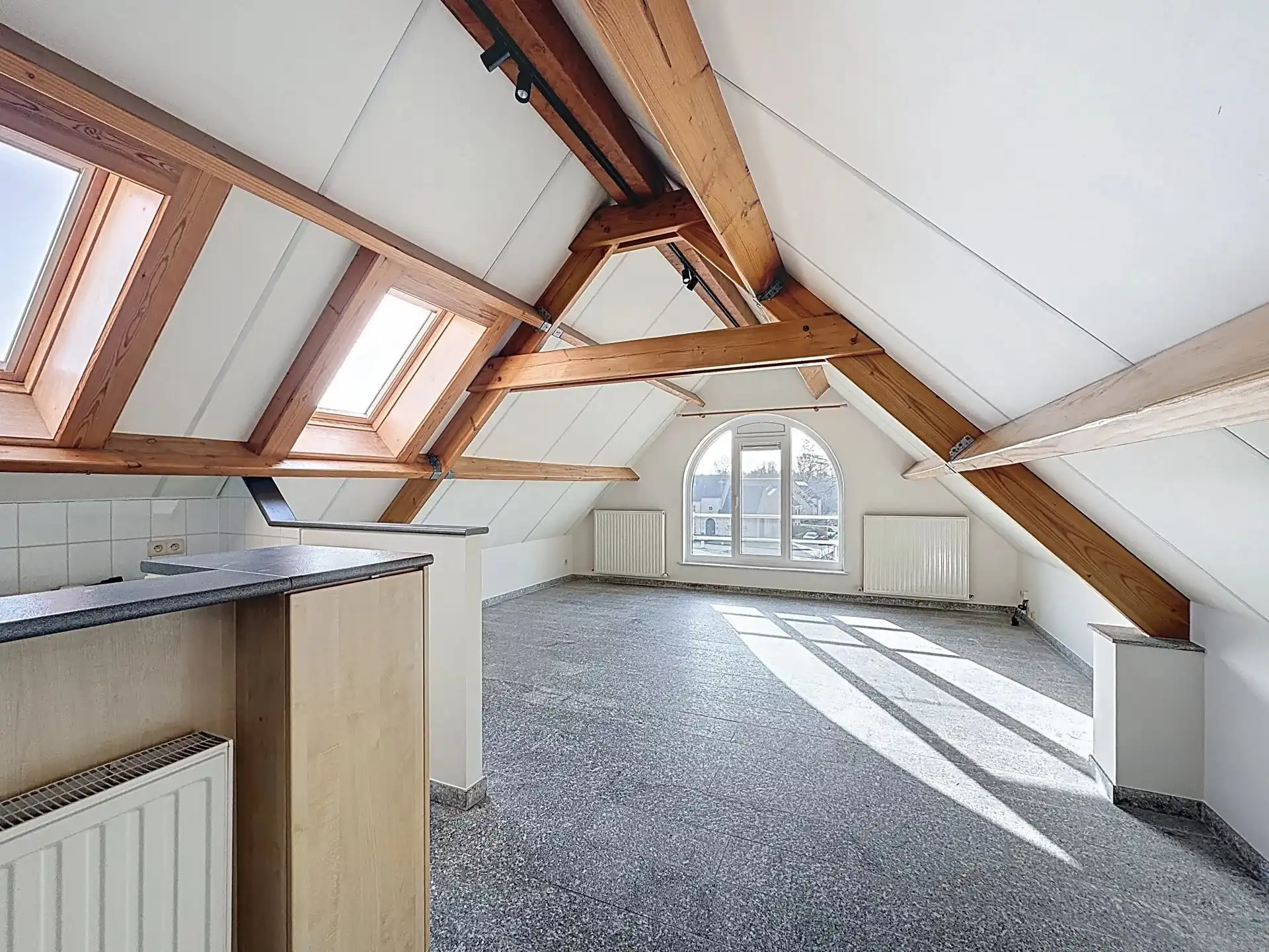 Ruim appartement met 1 slaapkamer, berging en staanplaats te Mol-Ezaart. foto 3