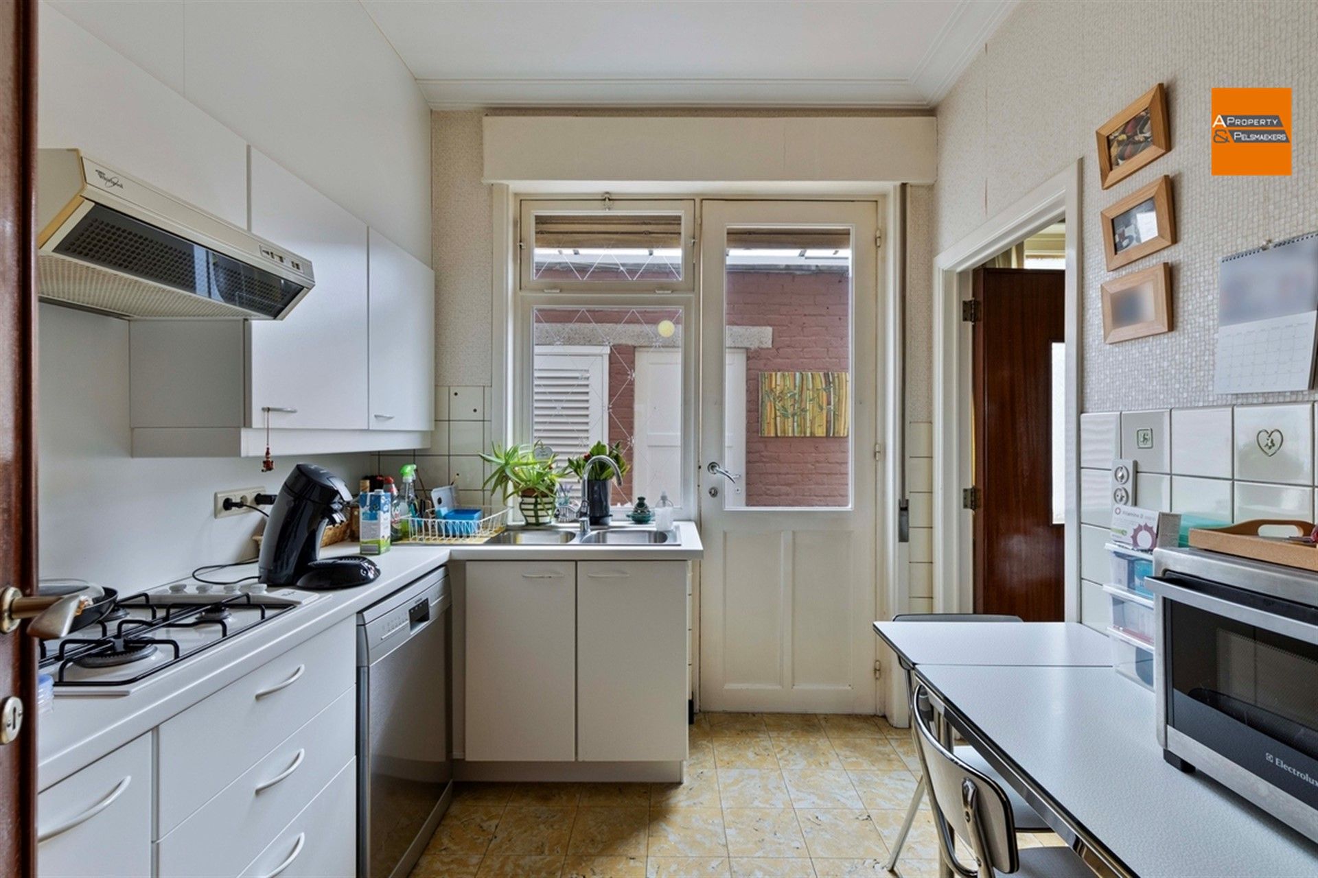 BOD AANVAARD Te renoveren woning met 3 slaapkamers, garage en tuin foto 9