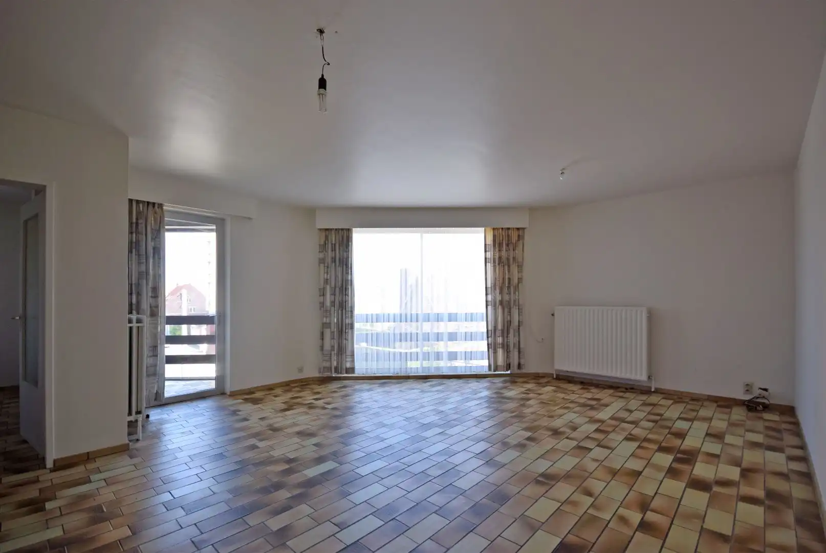 APPARTEMENT MET TWEE SLAAPKAMERS NABIJ CENTRUM ROESELARE - WONEN OF INVESTERINGSKANS foto 3