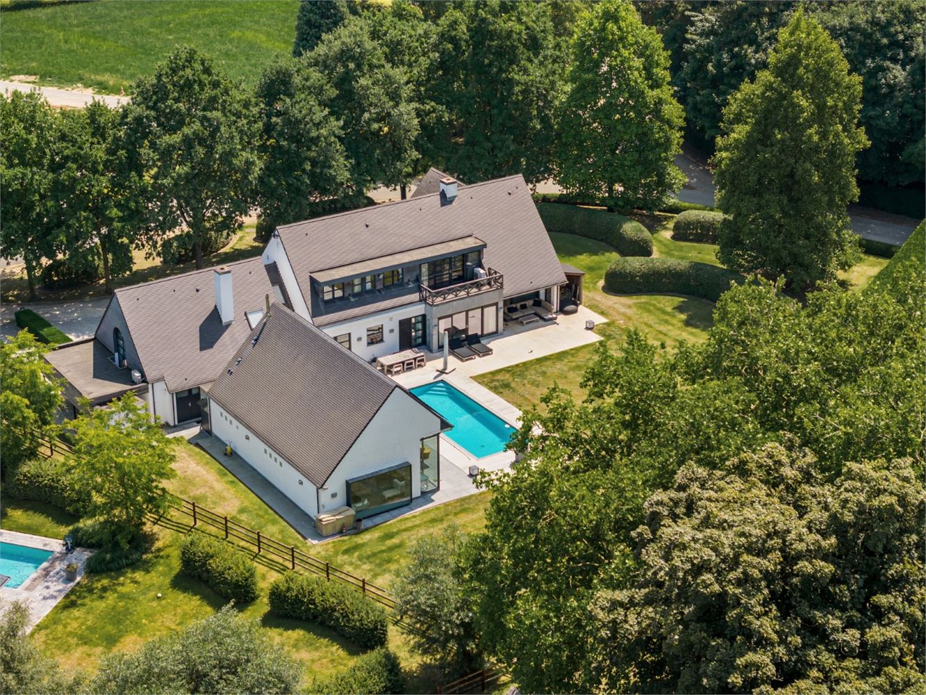 PRACHTIGE LUXEVILLA VERSCHOLEN IN HET PRIVÉDOMEIN ‘VLIERINGENPARK’ foto {{pictureIndex}}