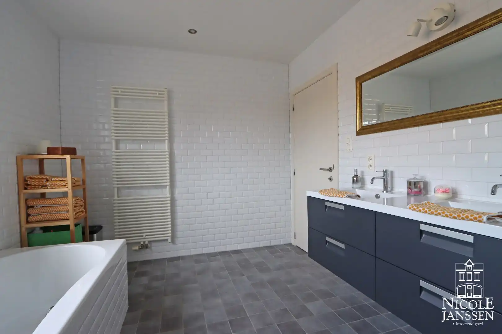 Instapklare halfvrijstaande gezinswoning met diepe tuin en ruime carport foto 18