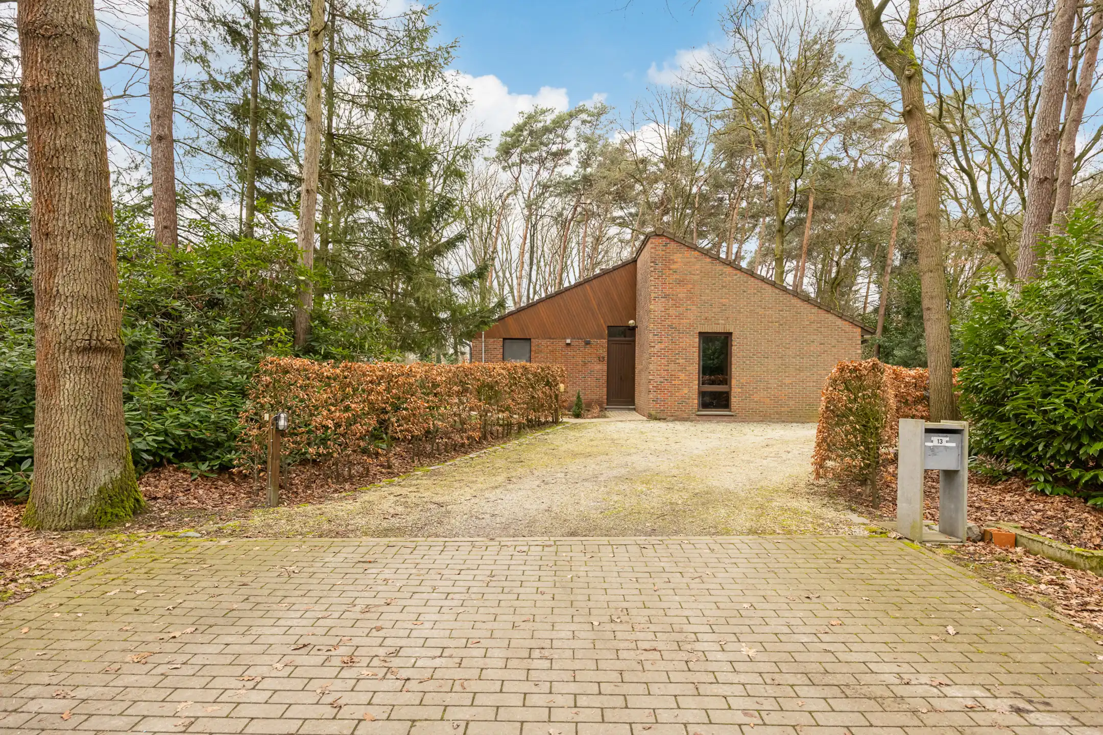 Hoofdfoto van de publicatie: Te renoveren laagbouw gelegen op groot perceel te Merksplas.