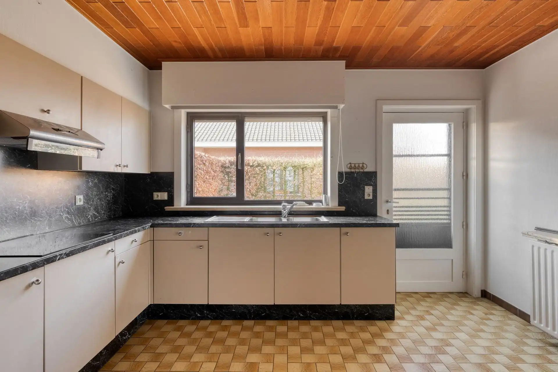 Vrijstaande woning, rustig gelegen,  met garage en tuin. foto 8