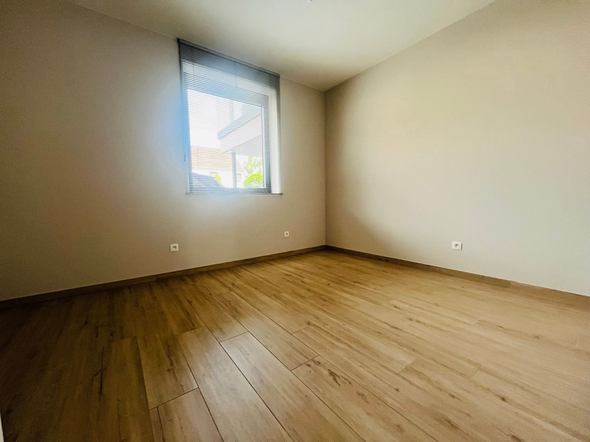 GELIJKVLOERS APPARTEMENT OP WANDELAFSTAND VAN HET STATION. foto 9