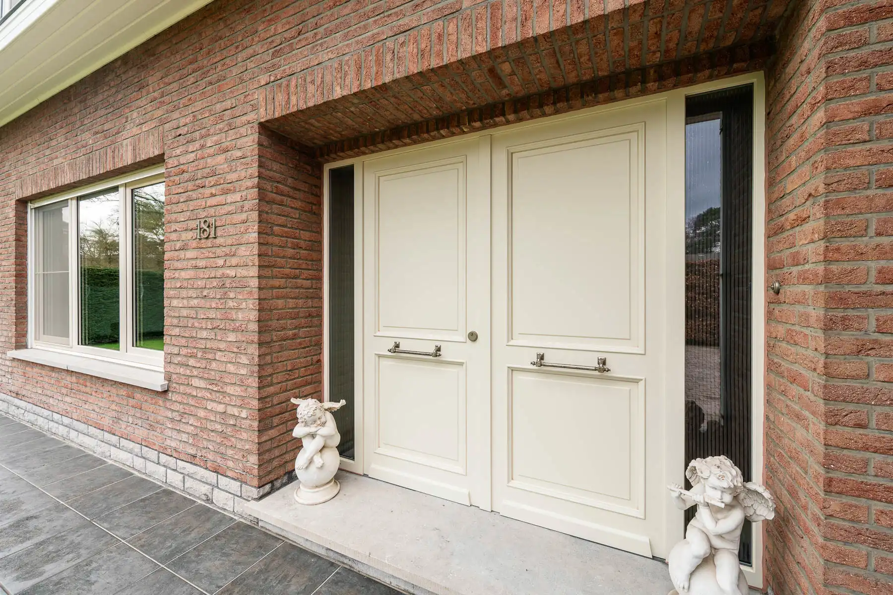 Prachtige villa omgeven door groen foto 5