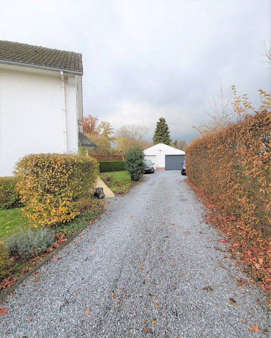 Halfopen bebouwing met garage en schitterende tuin. foto 3