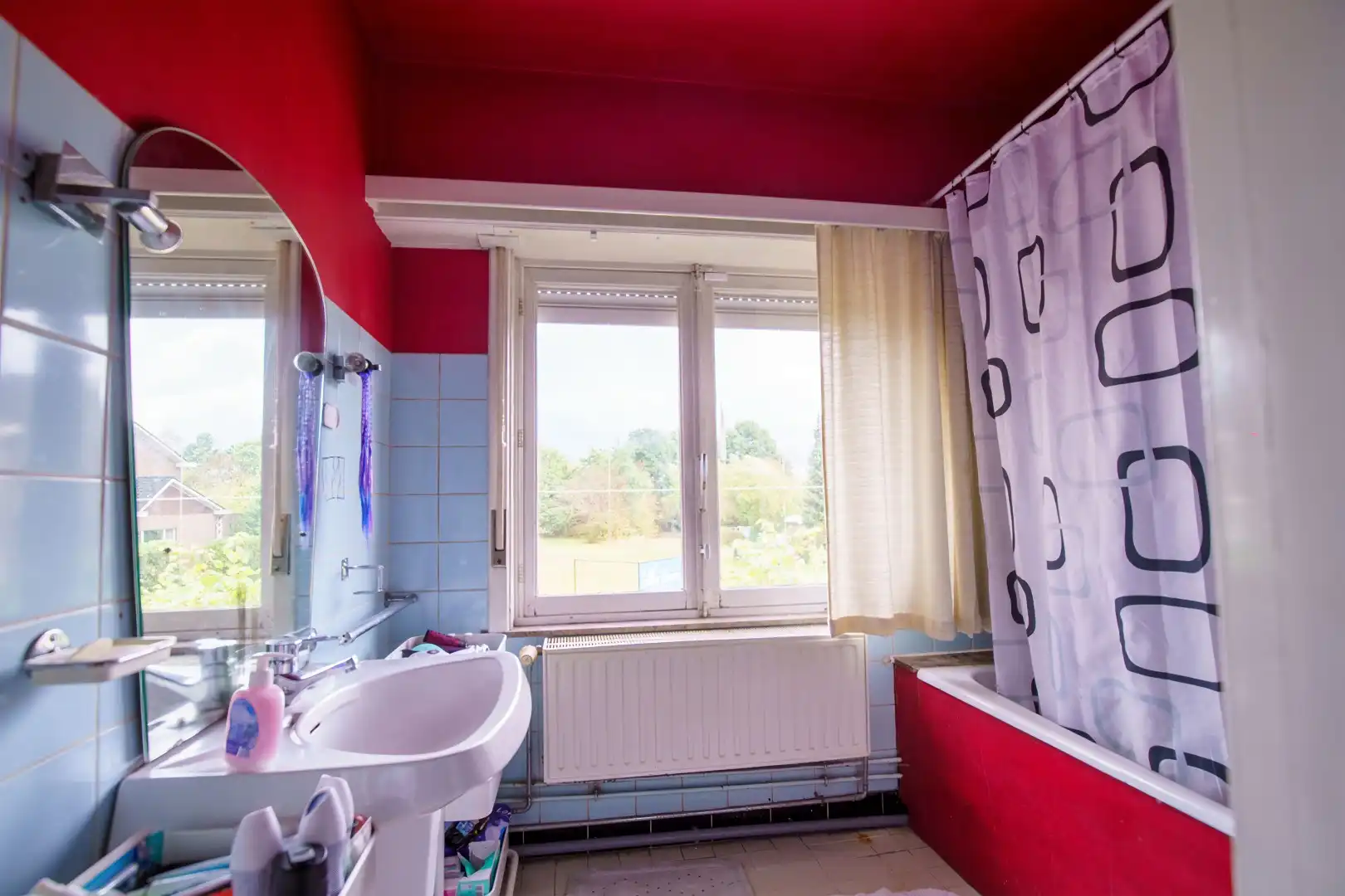 Ruime woning met vier slaapkamers en grote tuin foto 17