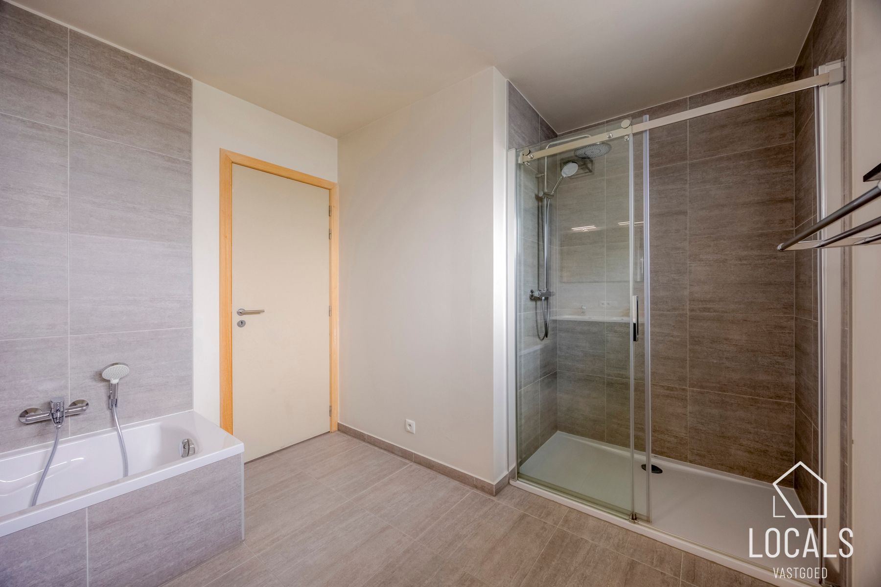 Recente woning (2018) met prachtige tuin en ruime garage foto 18
