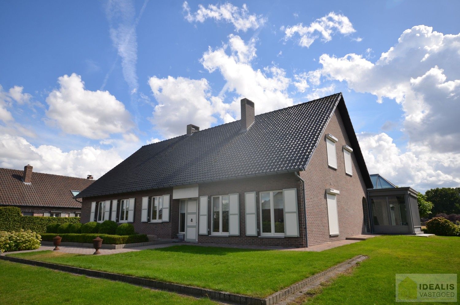IDEALIS VASTGOED – Charmante, instapklare woning in een groene, rustige omgeving in hartje Hechtel (Hechtel-Eksel) met +-370m² bewoonbare oppervlakte! Deze gezellige woning biedt een aangename leefruimte, maar liefst 5 slaapkamers, 2 badkamers, een praktische indeling én een ruime tuin waar je volop kan genieten van het uitzicht. Het pand bevindt zich op een mooi breed perceel en is ideaal voor wie houdt van rust en privacy, maar toch een vlotte verbinding wenst naar omliggende gemeenten en steden. foto 2