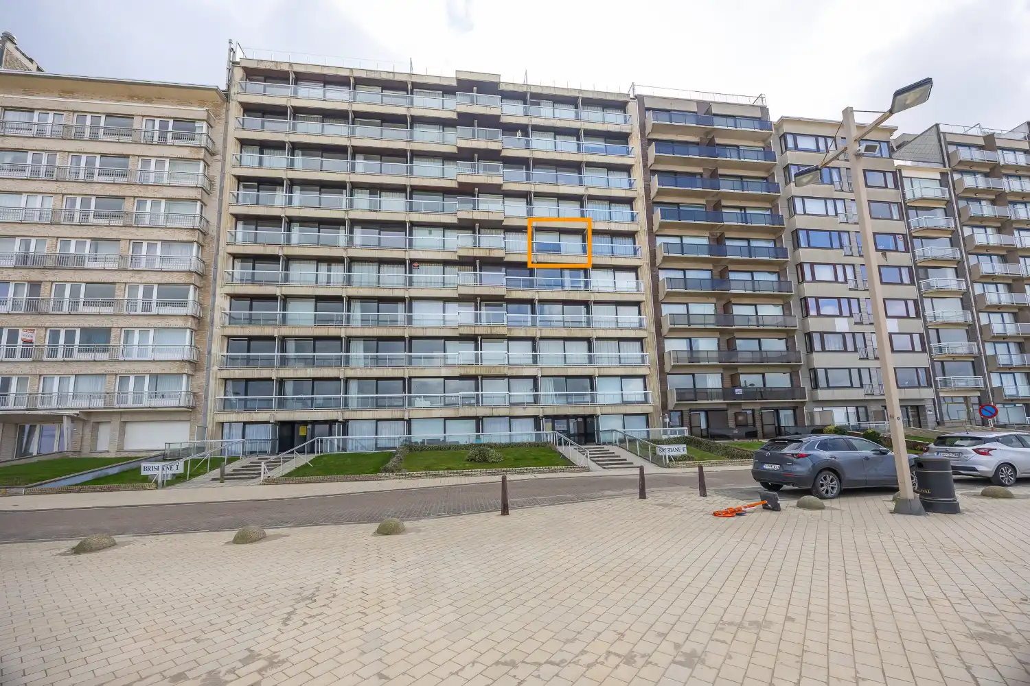 Gerenoveerde studio met frontaal zeezicht te koop in Middelkerke foto {{pictureIndex}}