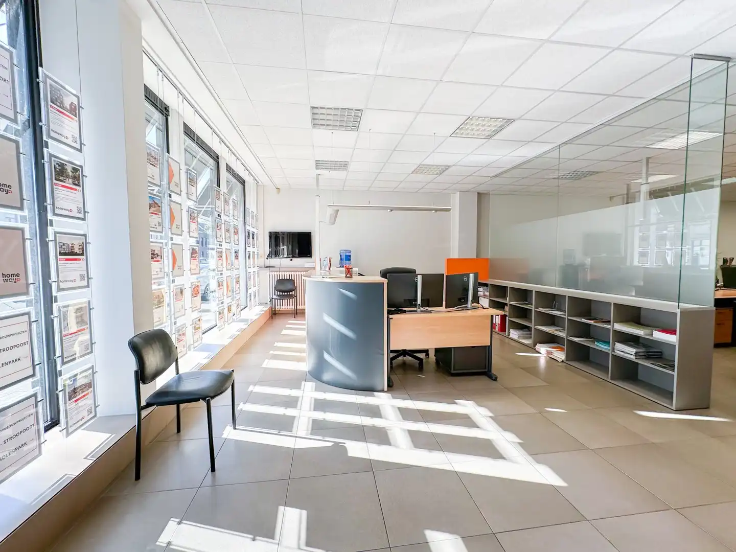 Commercieel gelijkvloers met grote zichtbaarheid en parking in centrum! foto 4
