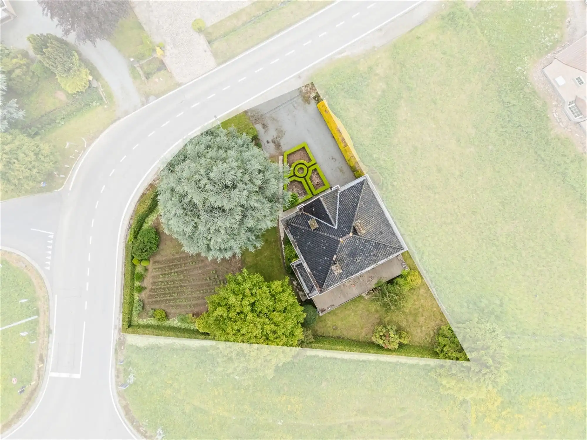 Te renoveren RUIME KARAKTERVOLLE OPEN BEBOUWING met 3 slpks, garage, polyvalente ruimte & tuin op een perceel van ca. 765m² foto 9