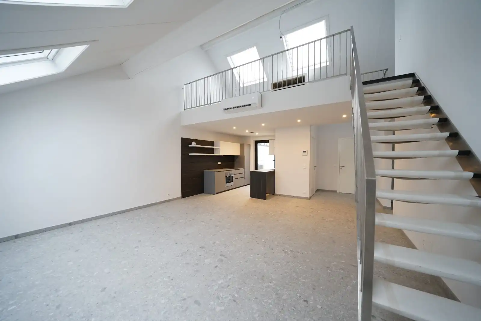 Modern en hip appartement in hartje Sint-Niklaas foto {{pictureIndex}}