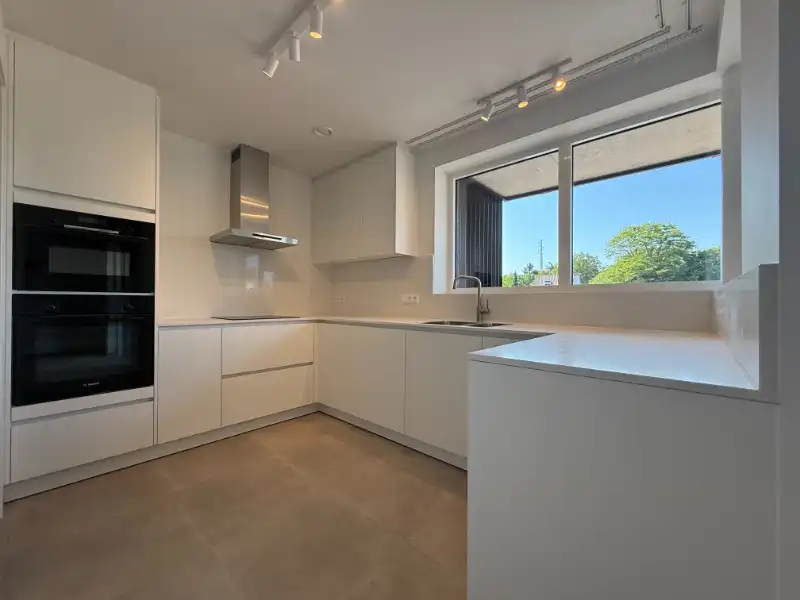 Modern BEN-appartement met 2 slaapkamers, terras en parking in het centrum van Houthalen foto {{pictureIndex}}