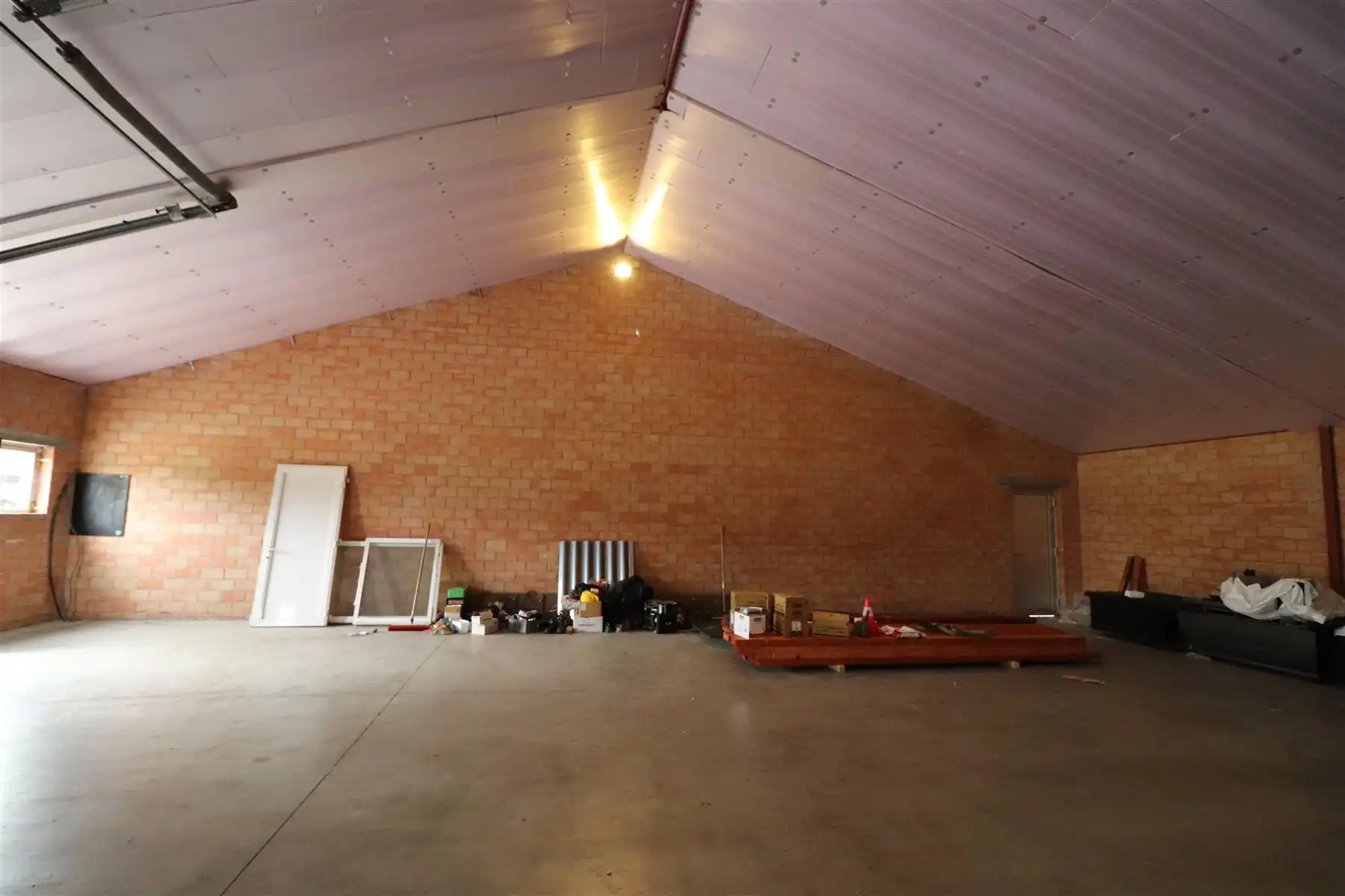 Opslagruimte van ong. 192 m², zijnde de linker opslagruimte achteraan gelegen. foto 5