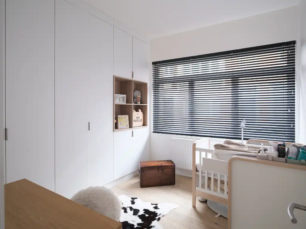 Instapklaar 2-slpk appartement met een ruim zonneterras en garage nabij de Coupure foto 6